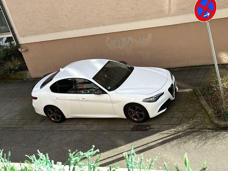 Weiß Gebraucht 2017 Alfa Romeo Giulia Limousine | 16.000 € (Fairer Preis) - Bild 1/4