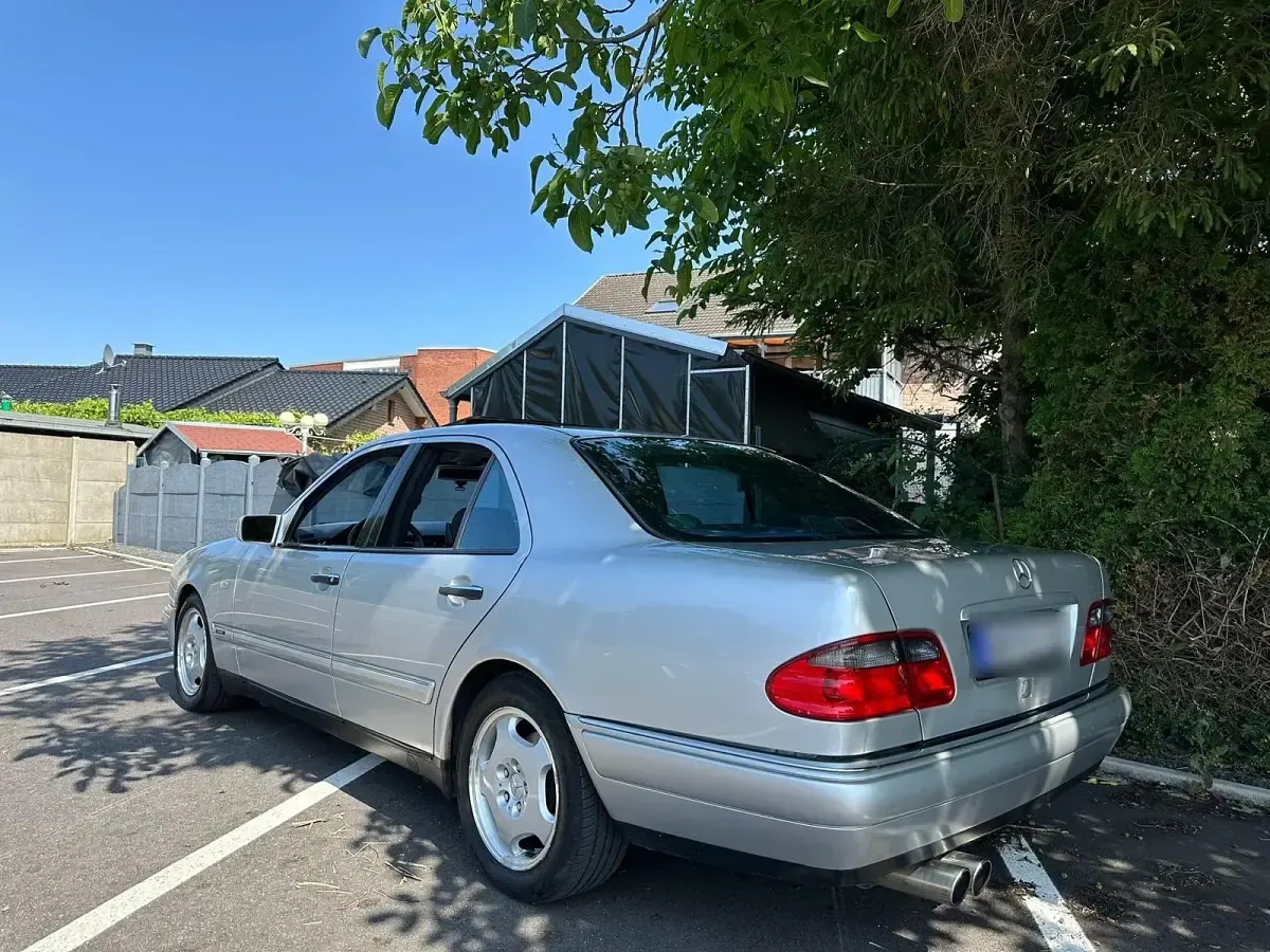 Gebraucht Mercedes E240 Avantgarde 170 PS (125 kW) 1997 Silber Limousine