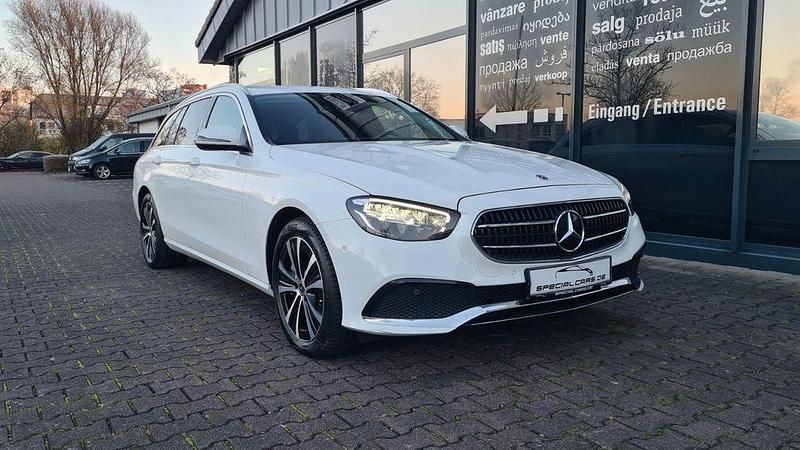 Weiß Gebraucht 2022 Mercedes E300 Avantgarde Limousine | 27.890 € (Superpreis) - Bild 1/4