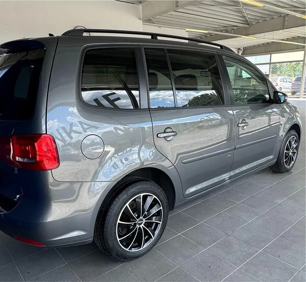 Gebraucht VW Touran Comfortline 140 PS (102 kW) 2012 Grau Van / Kleinbus