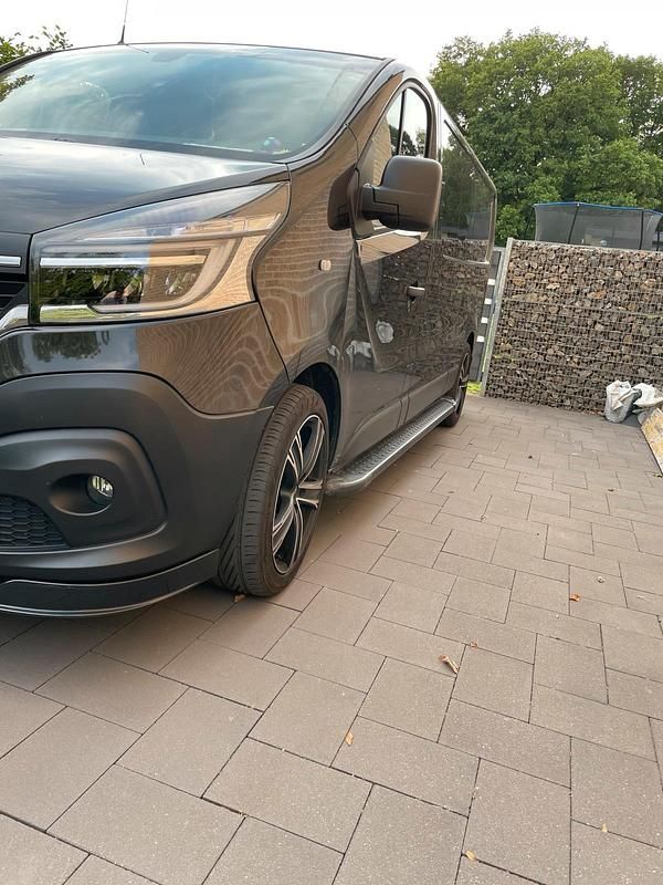 Second-hand Renault Trafic 150 CP (110 kW) 2021 Negru Monovolum