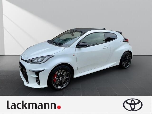 Platinumweiß perleffekt Gebraucht 2024 Toyota Yaris Limousine | 39.990 € (Superpreis) - Bild 1/2