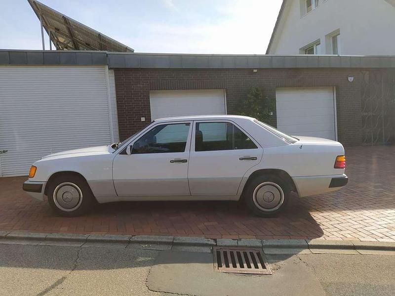 Gebraucht Mercedes E230 132 PS (97 kW) 1990 Weiß Limousine