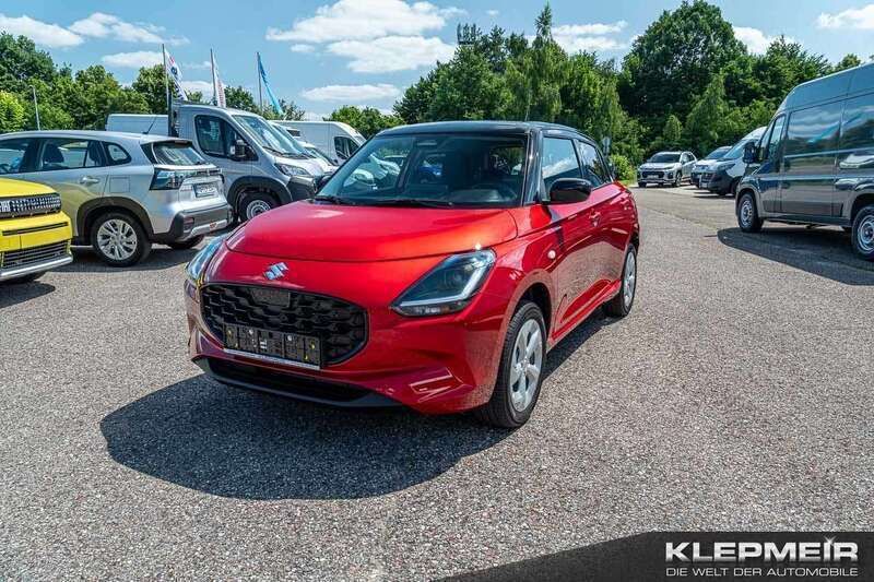 Burning red/prl.super black Neu 2025 Suzuki Swift Comfort Limousine | 22.990 € - Bild 1/4