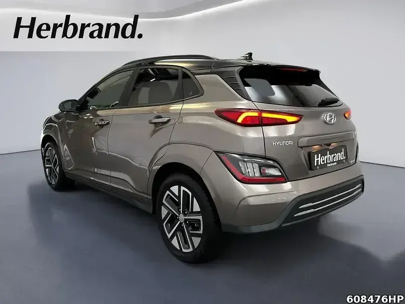 Gebraucht Hyundai Kona Trend 100 kW (136 PS) 2023 Silky bronze /phantom black / SUV