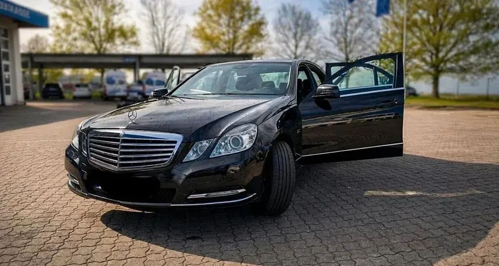 Gebraucht Mercedes E250 204 PS (150 kW) 2011 Schwarz Limousine