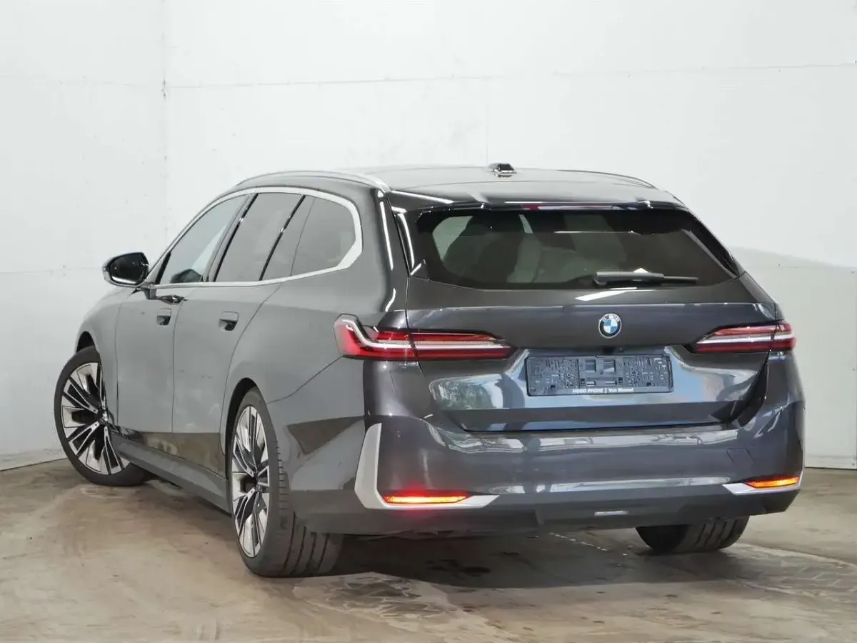 Gebraucht BMW 540 303 PS (222 kW) 2024 Sophistograu brillanteffekt Kombi