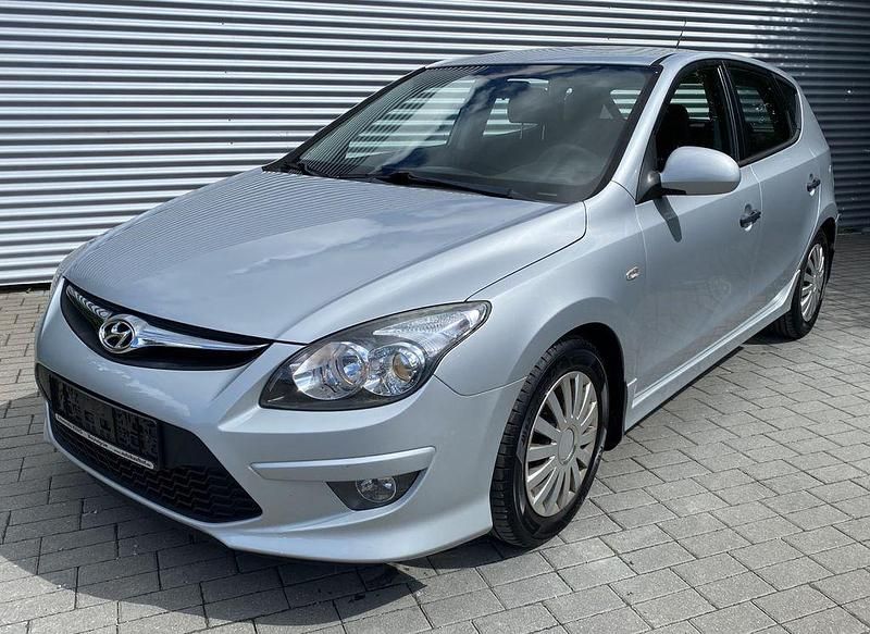 Silber Gebraucht 2012 Hyundai i30 Classic Limousine | 3.790 € (Superpreis) - Bild 1/3