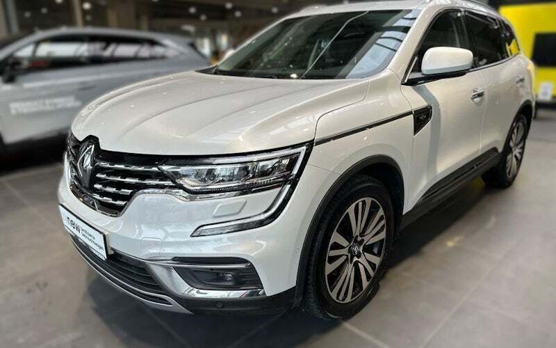 Kyanitweiß metallic Gebraucht 2021 Renault Koleos Initiale Paris SUV | 27.980 € (Fairer Preis) - Bild 1/4