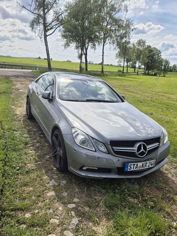 Grau Gebraucht 2010 Mercedes E220 AMG Coupé | 10.400 € (Fairer Preis) - Bild 1/4