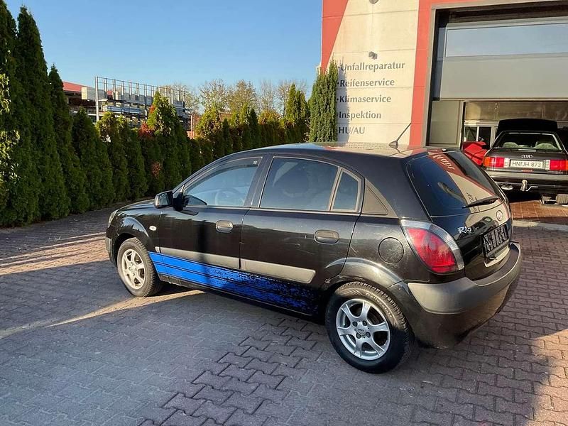 Gebraucht Kia Rio 97 PS (71 kW) 2010 Schwarz Limousine