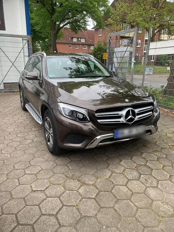 Braun Gebraucht 2016 Mercedes GLC250 SUV | 24.900 € (Guter Preis) - Bild 1/4