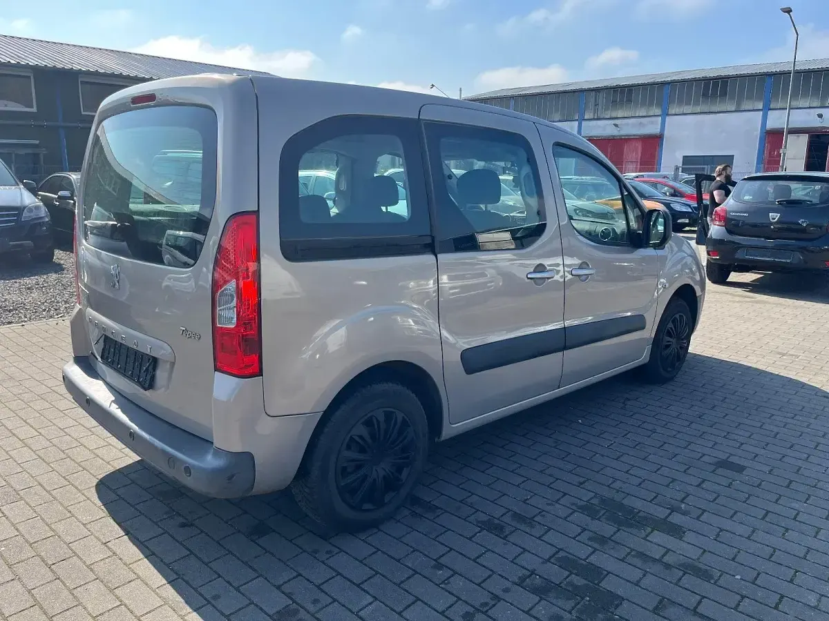 Gebraucht Peugeot Partner Tepee Tendance 120 PS (88 kW) 2012 Braun Van / Kleinbus