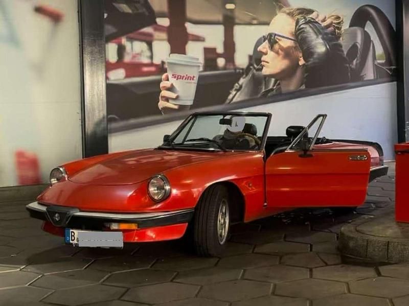 Rot Gebraucht 1985 Alfa Romeo Spider Cabrio | 10.999 € - Bild 1/4