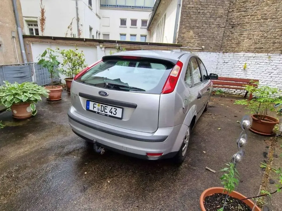 Gebraucht Ford Focus Ghia 101 PS (74 kW) 2006 Silber Limousine