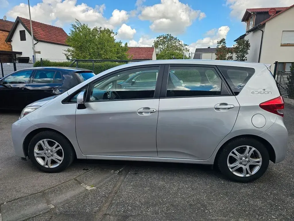 Gebraucht Subaru Trezia Active 90 PS (66 kW) 2012 Silber Kleinwagen