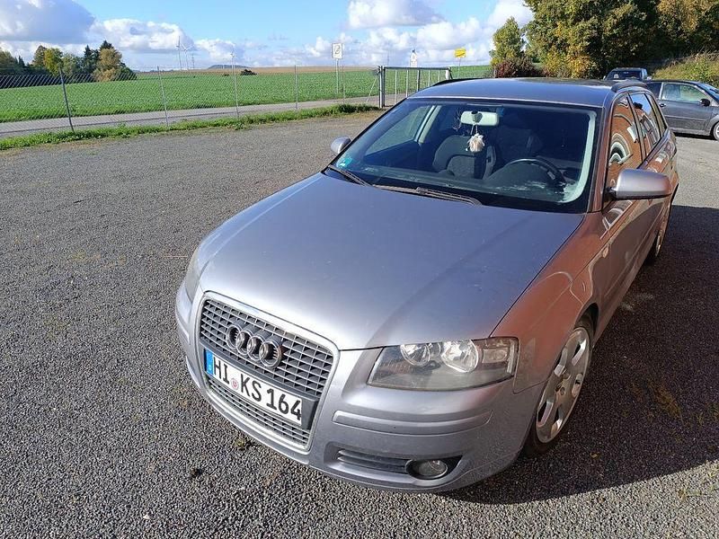 Silber Gebraucht 2004 Audi A3 Sportback Ambition Limousine | 2.790 € - Bild 1/4