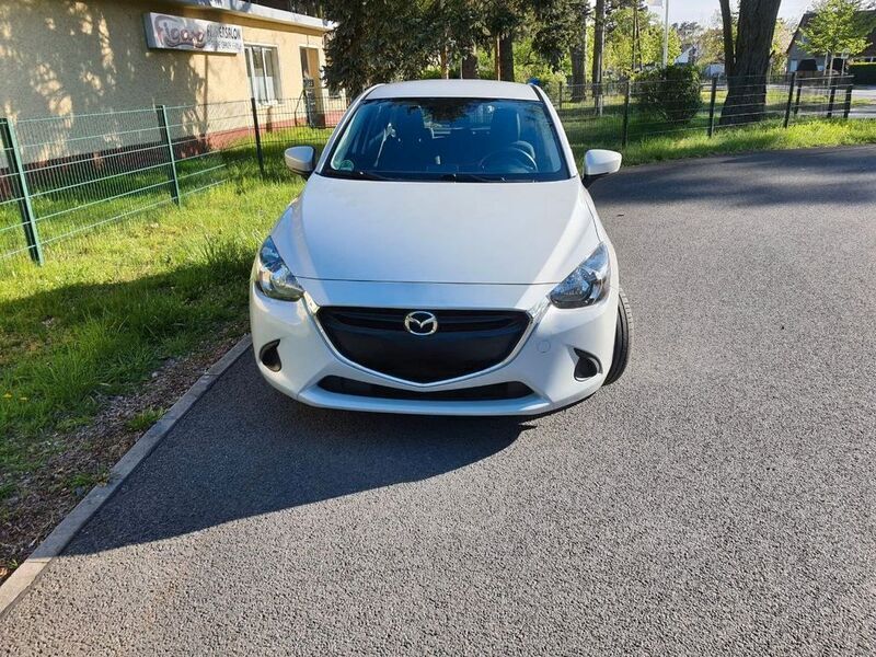 Weiß Gebraucht 2019 Mazda 2 Center-Line Limousine | 10.800 € (Guter Preis) - Bild 1/4