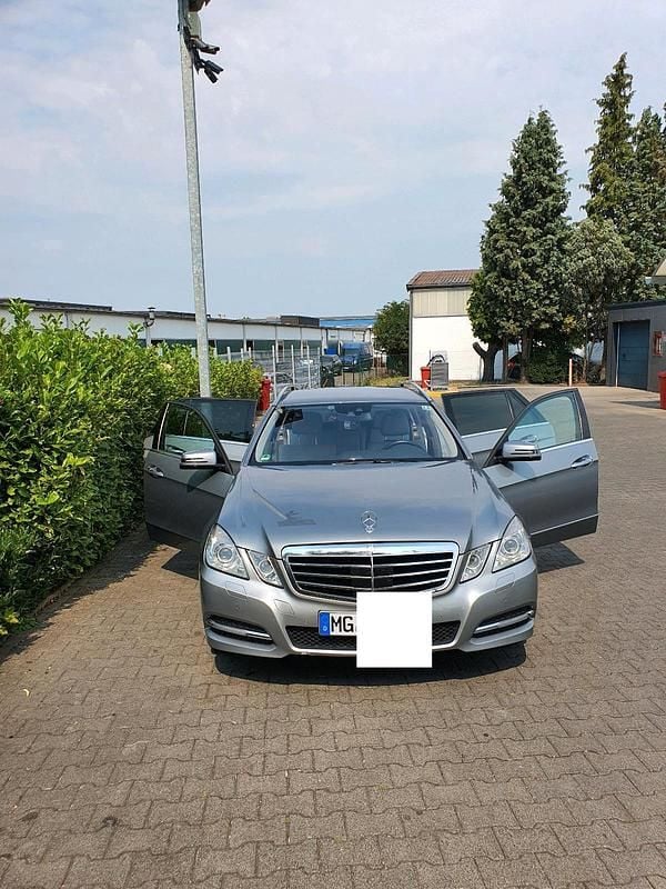 Silber Gebraucht 2011 Mercedes E250 Avantgarde Kombi | 11.240 € (Teuer) - Bild 1/4