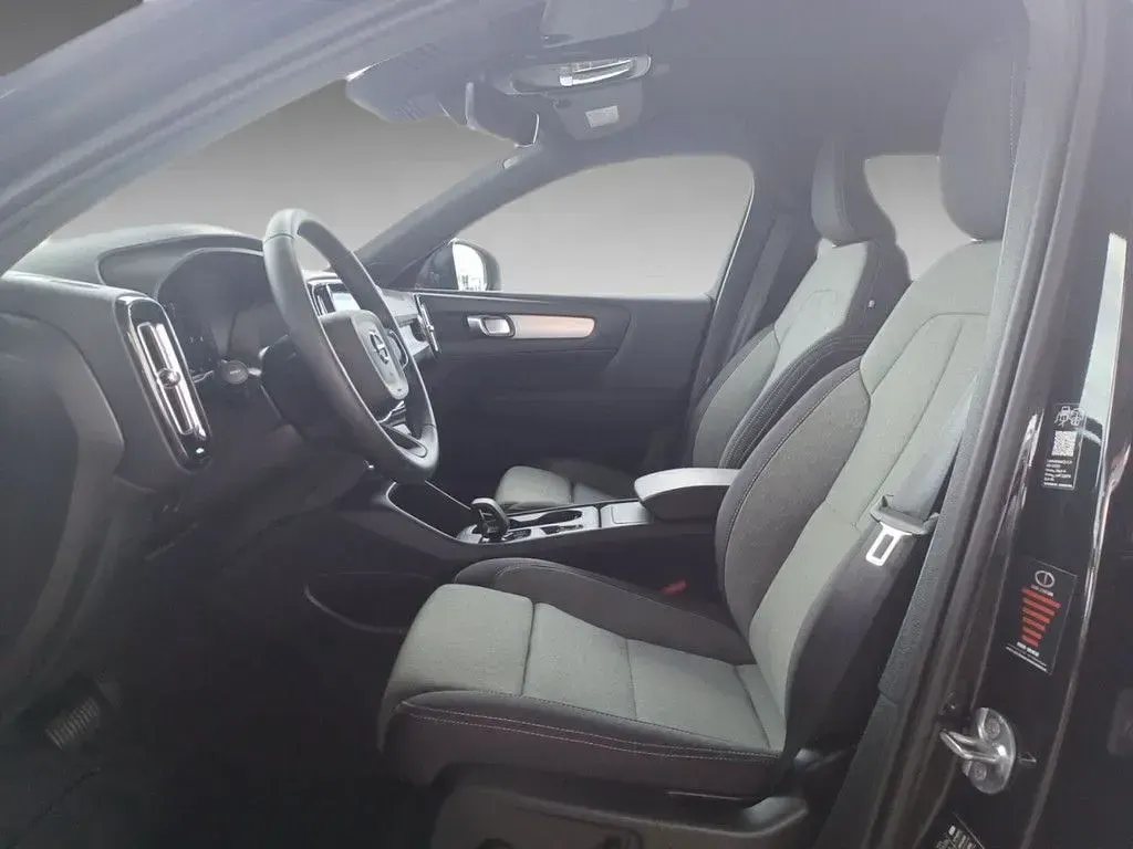 Gebraucht Volvo XC40 Core 163 PS (119 kW) 2025 Schwarz / onyx schwarz (metallic) SUV