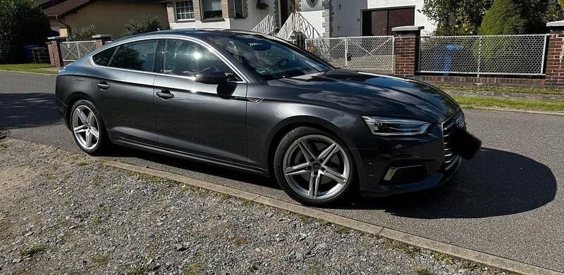 Grau Gebraucht 2019 Audi A5 Sportback Sport Limousine | 28.200 € (Fairer Preis) - Bild 1/4