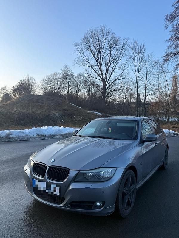 Grau Gebraucht 2010 BMW 325 Limousine | 6.500 € - Bild 1/4