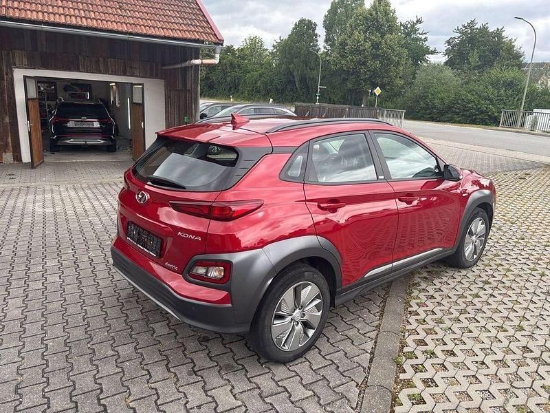 Gebraucht Hyundai Kona Trend 100 kW (136 PS) 2020 Rot SUV