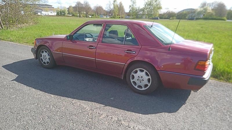 Gebraucht Mercedes E500 326 PS (239 kW) 1992 Rot Limousine