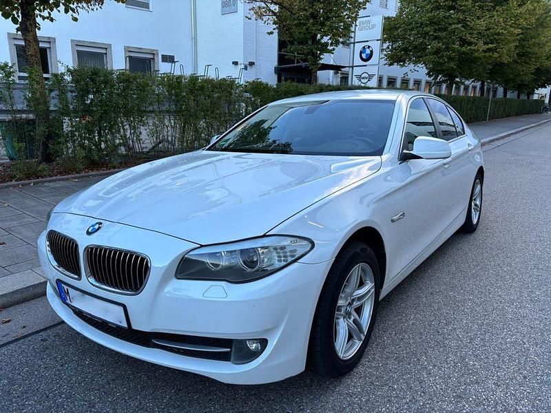 Weiß Gebraucht 2012 BMW 525 Sport Line Limousine | 9.999 € (Fairer Preis) - Bild 1/4