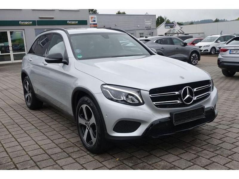 Iridiumsilber (metallic) Gebraucht 2018 Mercedes GLC250 SUV | 30.499 € (Guter Preis) - Bild 1/4