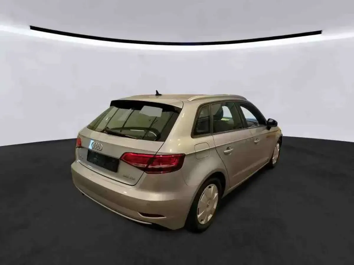 Gebraucht Audi A3 Sport 150 PS (110 kW) 2019 Florettsilber Limousine