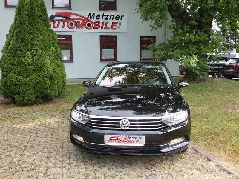 Schwarz Gebraucht 2015 VW Passat Limousine | 13.980 € (Fairer Preis) - Bild 1/4