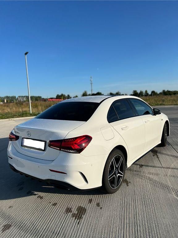 Weiß Gebraucht 2021 Mercedes A250 AMG line Limousine | 26.800 € (Fairer Preis) - Bild 1/4