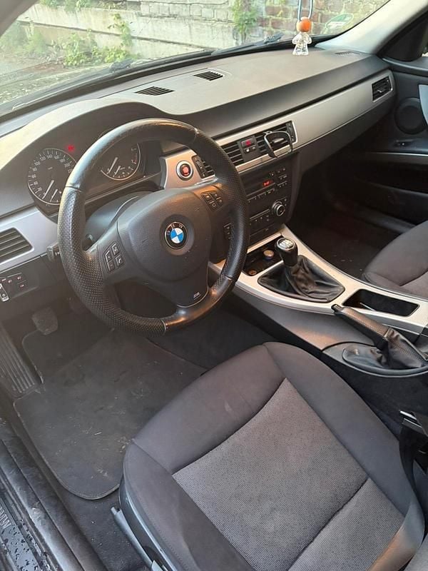 Gebraucht BMW 318 129 PS (94 kW) 2005 Schwarz Kleinwagen
