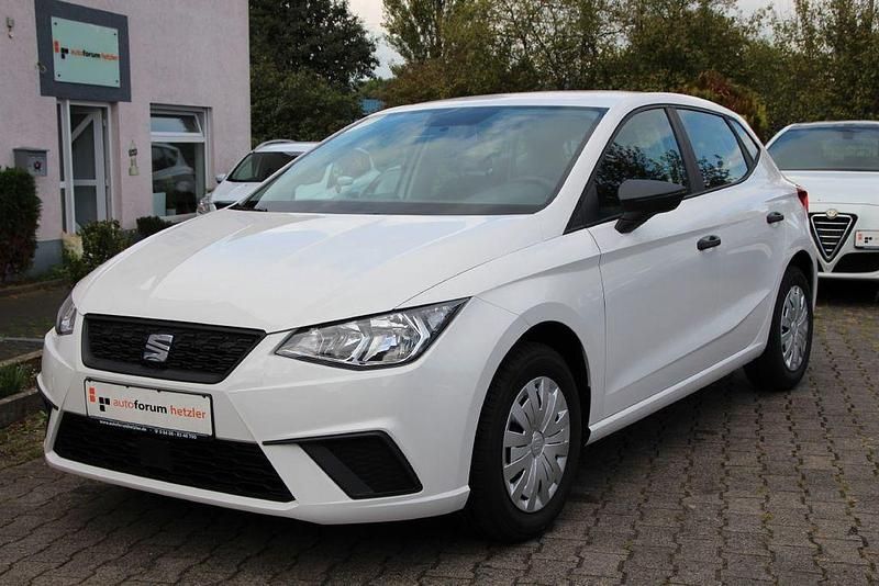 Weiß Gebraucht 2017 Seat Ibiza Reference Limousine | 8.990 € (Guter Preis) - Bild 1/4