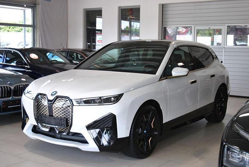 Weiß Gebraucht 2023 BMW iX Sport Line SUV | 64.900 € (Fairer Preis) - Bild 1/4