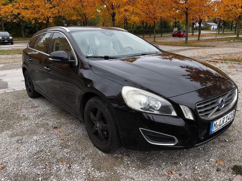 Schwarz Gebraucht 2011 Volvo V60 Summum Kombi | 9.600 € (Fairer Preis) - Bild 1/4