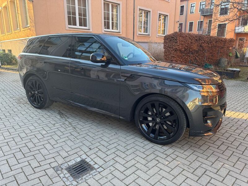 Grau Gebraucht 2025 Land Rover Range Rover Sport HSE Dynamic SUV | 127.890 € - Bild 1/4
