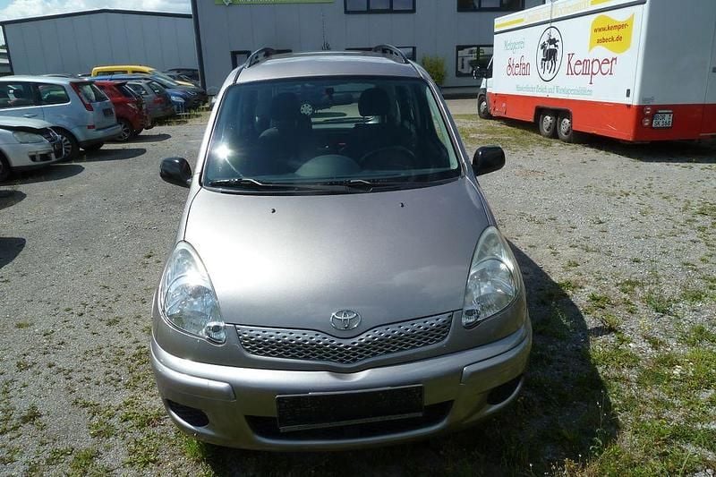 Grau Gebraucht 2005 Toyota Yaris Verso Sol Van / Kleinbus | 2.800 € (Etwas zu teuer) - Bild 1/4