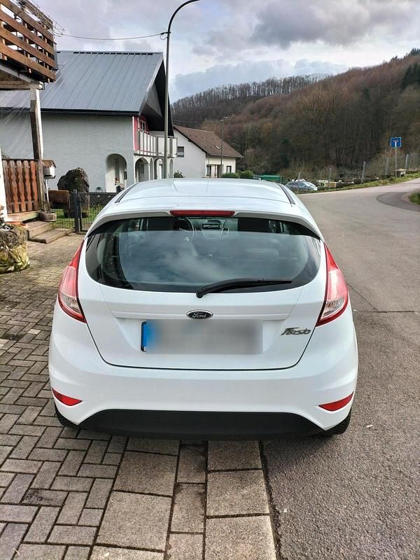 Gebraucht Ford Fiesta 60 PS (44 kW) 2013 Weiß Kleinwagen