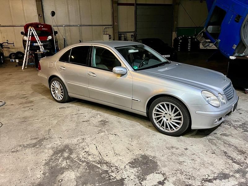 Silber Gebraucht 2005 Mercedes E220 Limousine | 5.000 € (Fairer Preis) - Bild 1/4