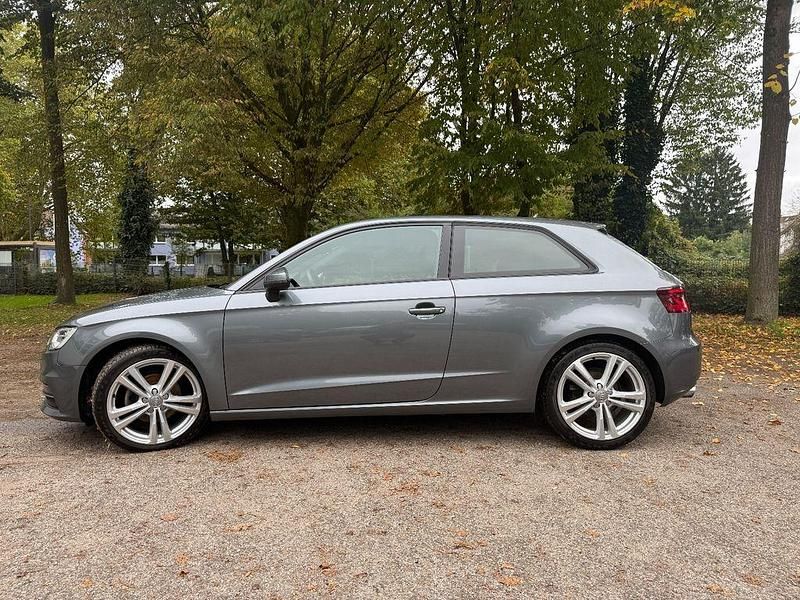 Grau Gebraucht 2014 Audi A3 Ambition Limousine | 13.990 € (Fairer Preis) - Bild 1/4