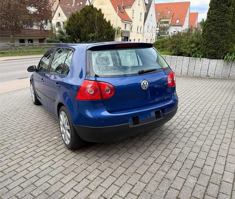 Second-hand VW Golf V 105 CP (77 kW) 2004 Albastru Hatchback