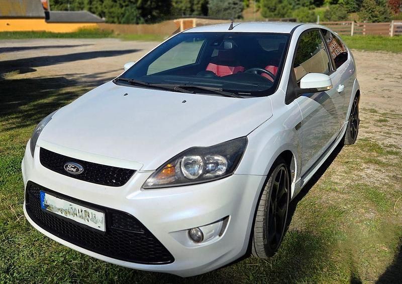 Weiß Gebraucht 2009 Ford Focus ST Limousine | 8.300 € (Etwas zu teuer) - Bild 1/4