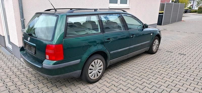 Grün Gebraucht 2000 VW Passat Kombi | 600 € (Guter Preis) - Bild 1/4