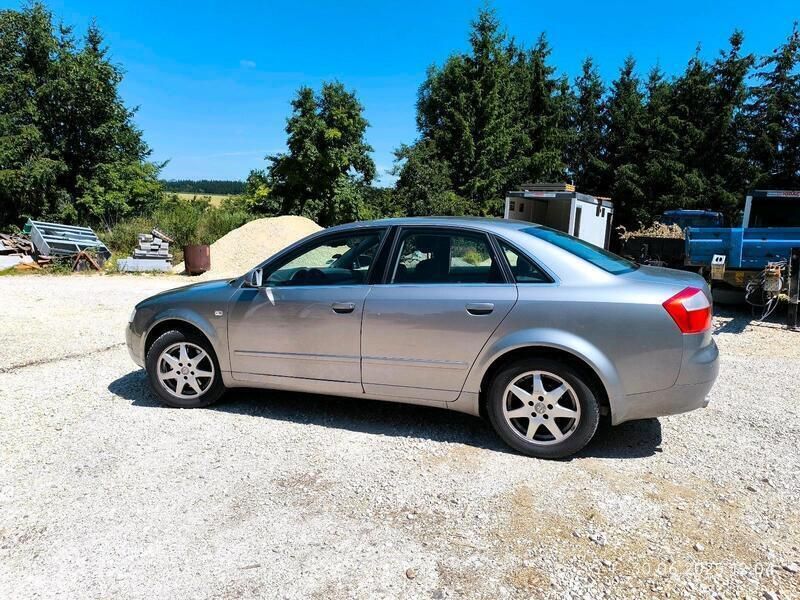 Grau Gebraucht 2004 Audi A4 Limousine | 1.500 € (Guter Preis) - Bild 1/4
