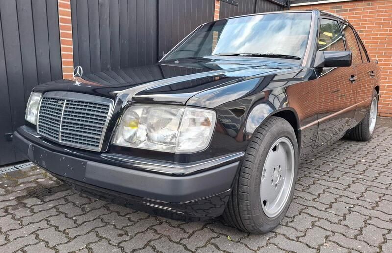 Schwarz Gebraucht 1993 Mercedes E400 Limousine | 49.980 € - Bild 1/4