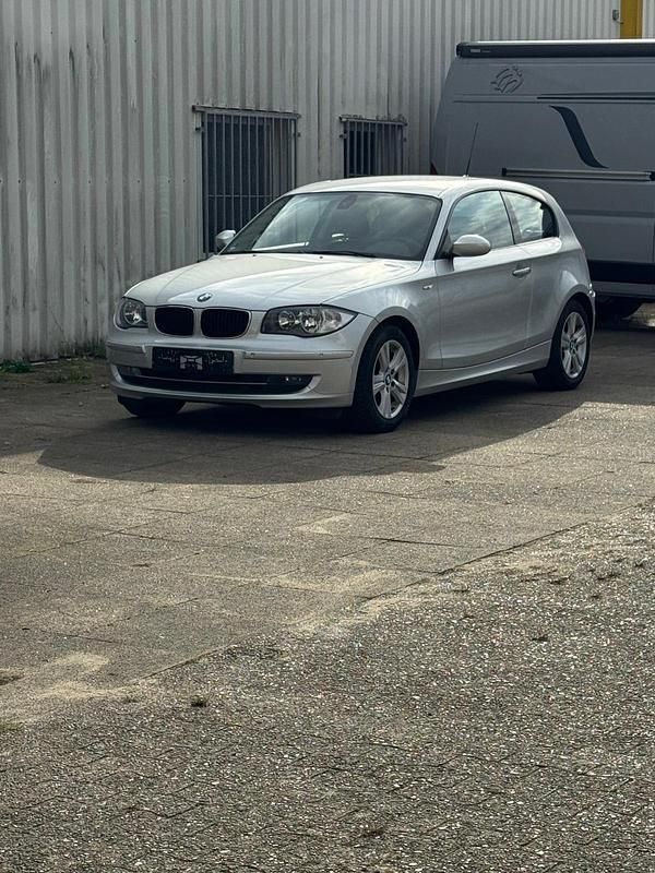 Grau Gebraucht 2009 BMW 118 Coupé Coupé | 6.350 € (Guter Preis) - Bild 1/4