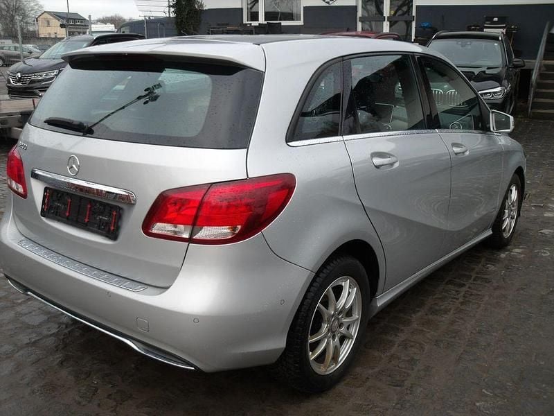 Gebraucht Mercedes B200 156 PS (114 kW) 2016 Silber Van / Kleinbus