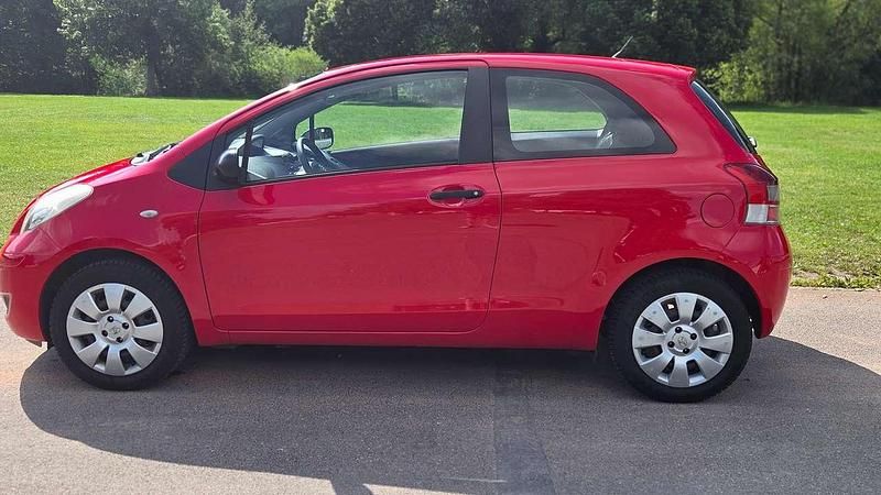 Rot Gebraucht 2010 Toyota Yaris Life Limousine | 3.900 € (Fairer Preis) - Bild 1/4